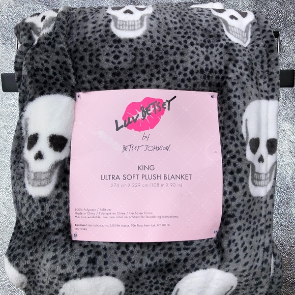 Betsey Johnson Other - Luv Betsey Skulls & Leopard King Plush Blanket